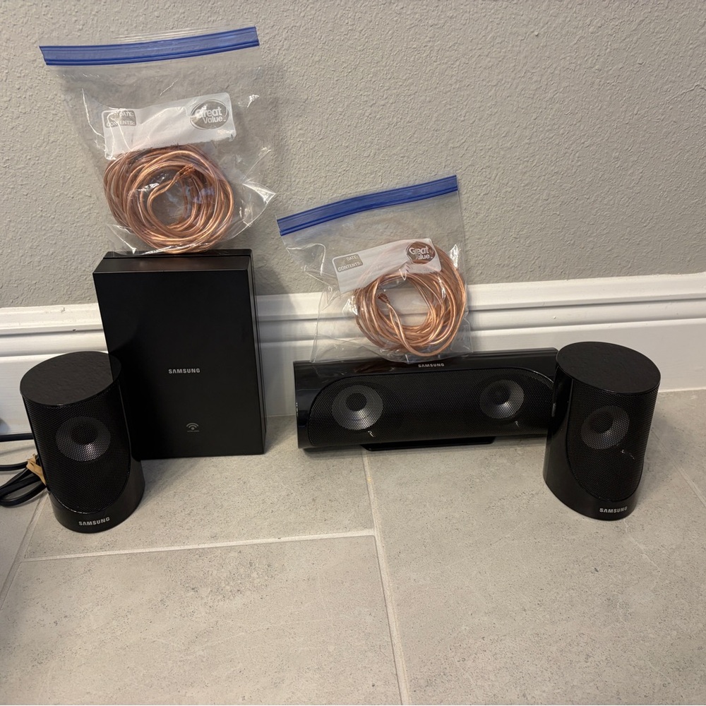 Samsung Soundbar + Rear
Speakers + Wireless Module - /
Untested